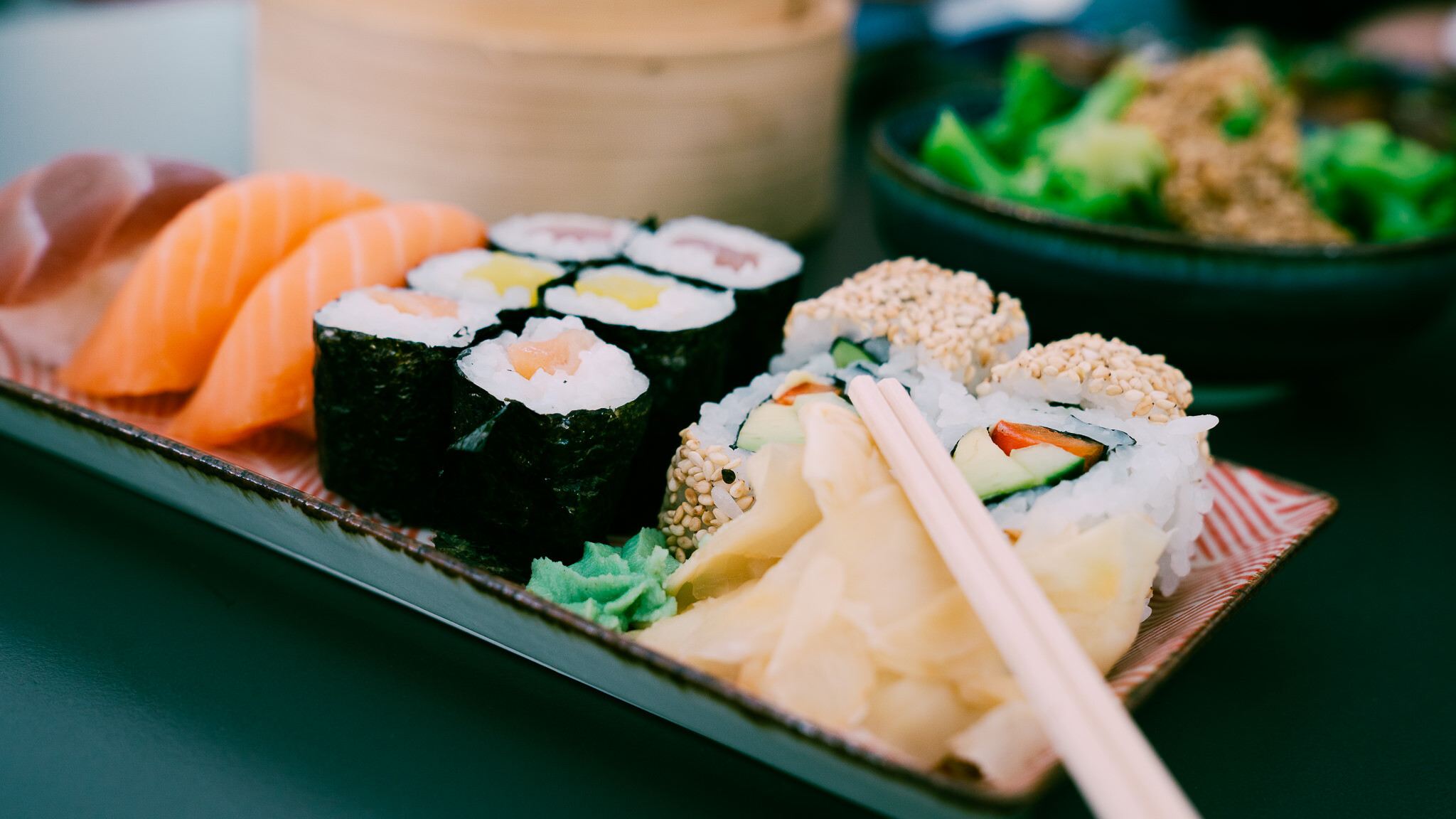 Brokkoli Gomae und Sushi Mix bei der Bento Box